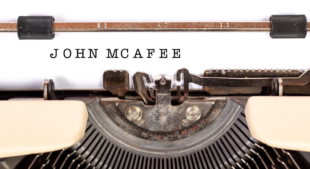 Grafika przedstawiająca maszynę do pisania z kartką, na której umieszczono napis John McAfee