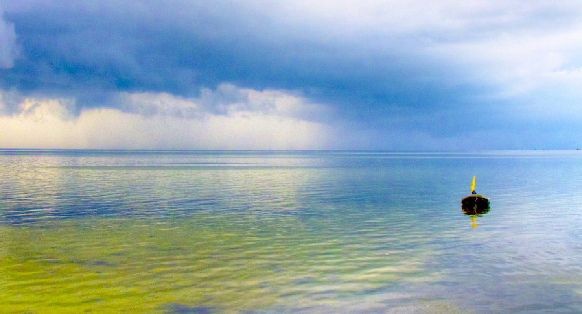 Fotografia łódki na morzu Bałtyckim