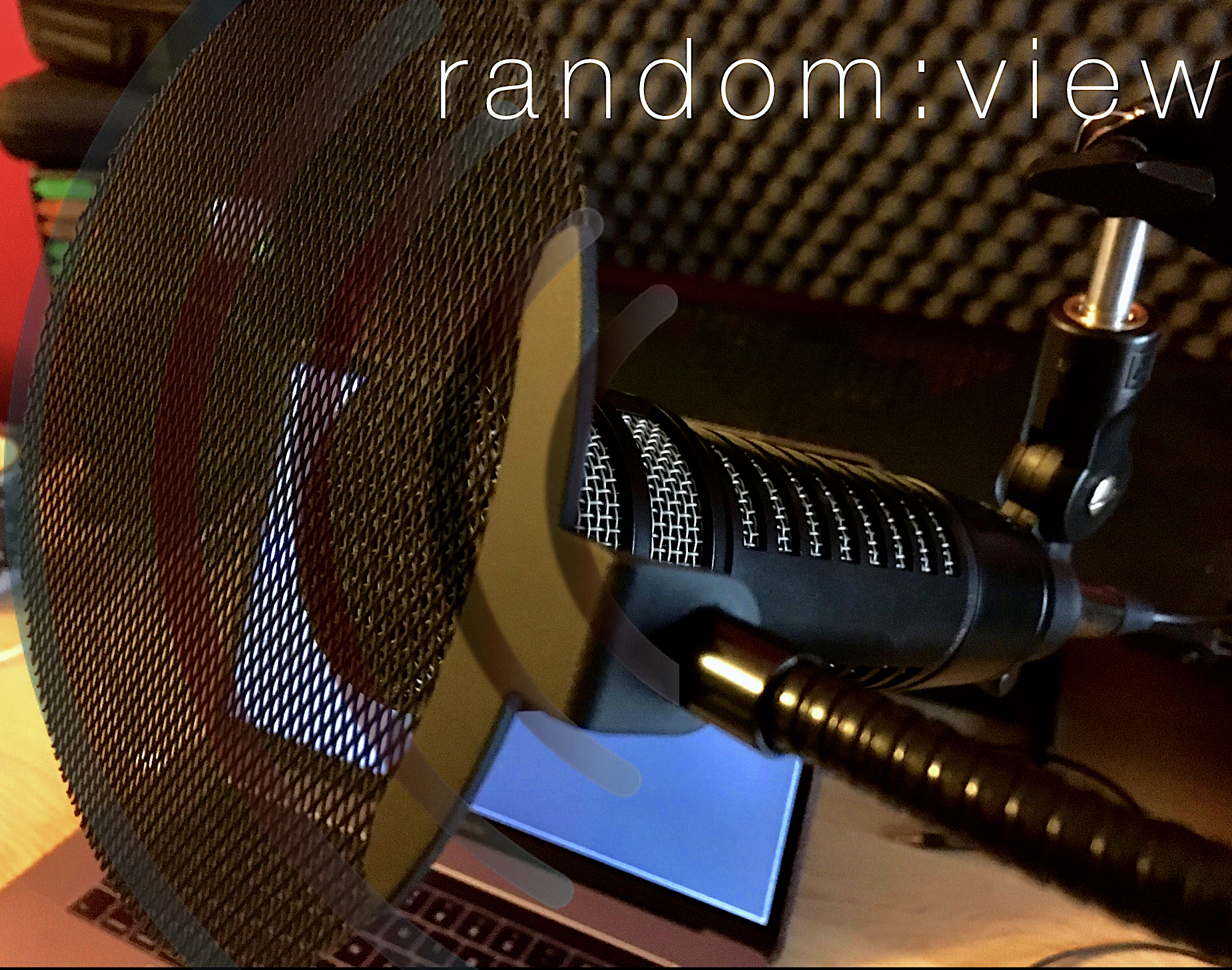 Okładka audycji random:view - mikrofon dynamiczny na tle ekranu LCD