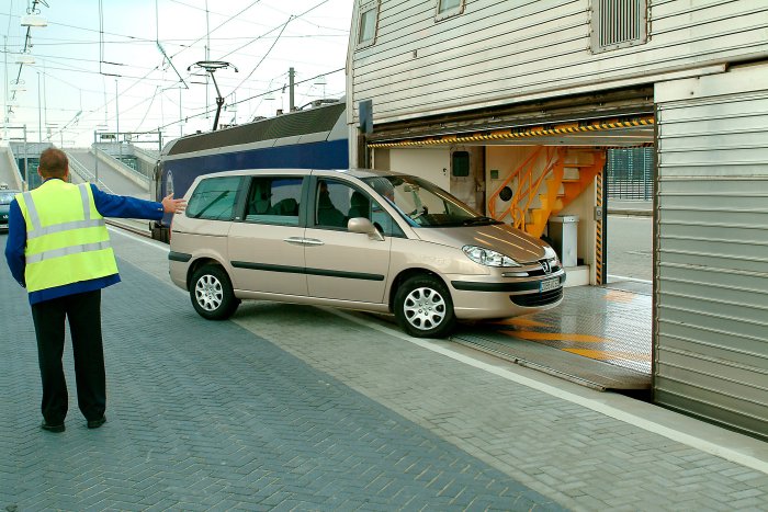 Wjazd samochodu osobowego do wagonu transportowego składu kolejowego kursującego w Eurotunelu