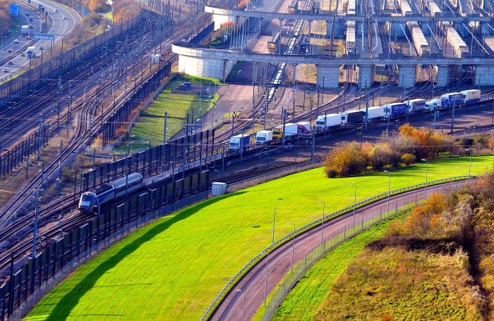 Pociąg przewożący wagonami transportowymi samochody dostawcze przez Eurotunel